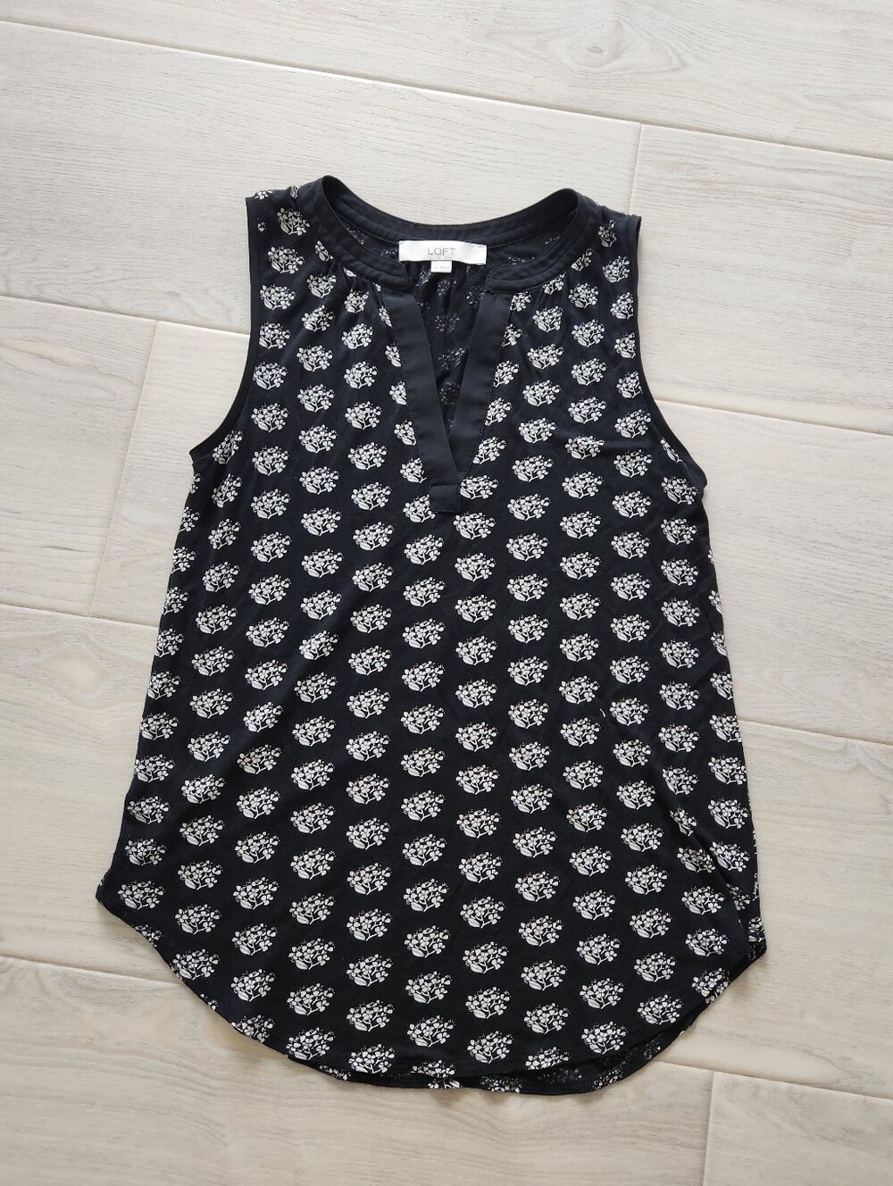 LOFT Women's sleeveless blouse